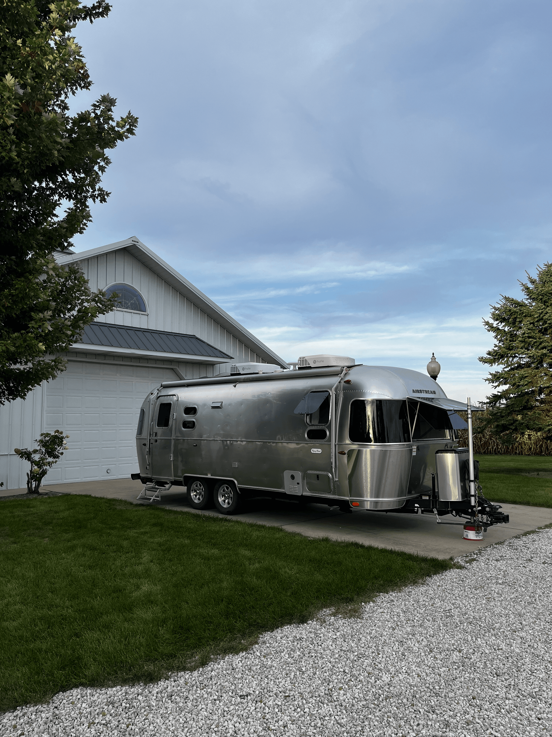 2024 Airstream Flying Cloud 25FB Queen – 50A Dual A/C, 300W Solar, 200Ah Lithium