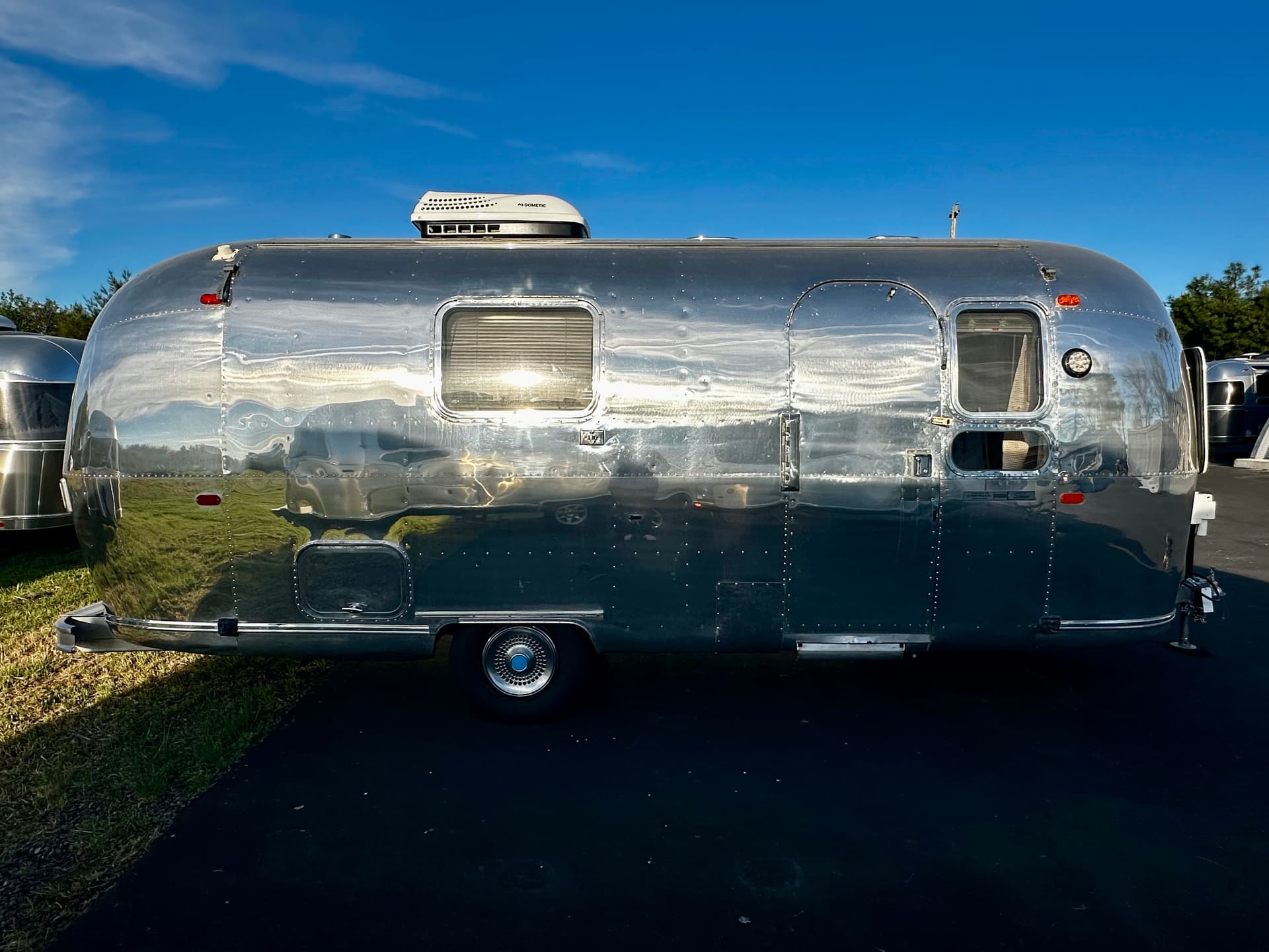 1969 Airstream Land Yacht Safari 23' - Vintage Luxury