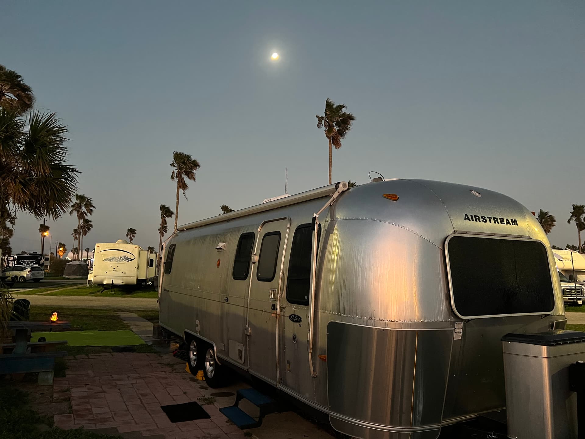 Airstream Safari 28’ with S/O