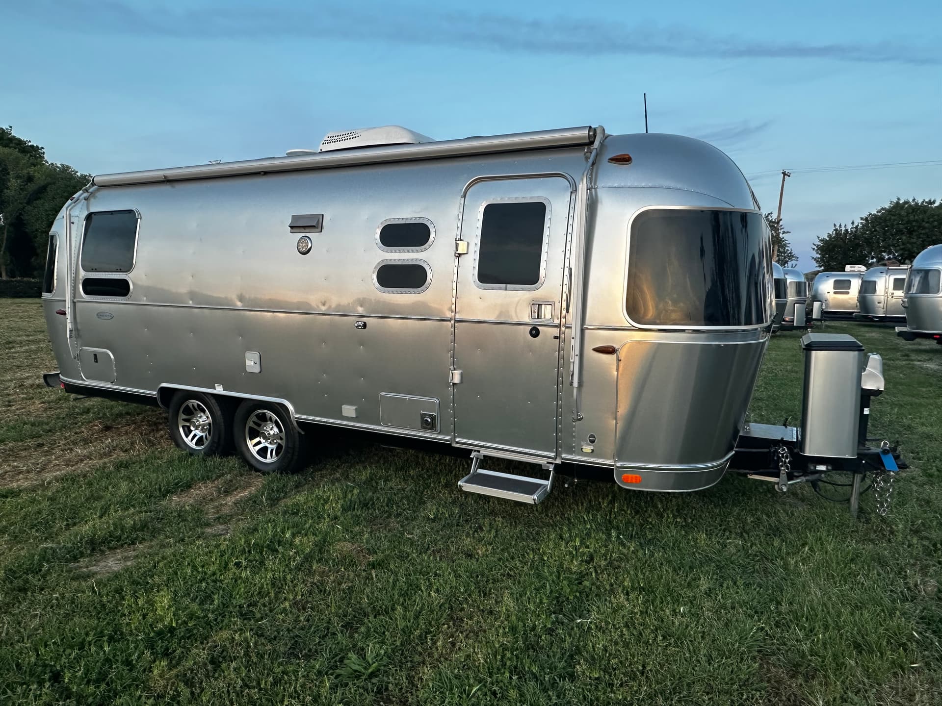 2017 Airstream Flying Cloud 25' Rear Twin Beds - Gorgeous!