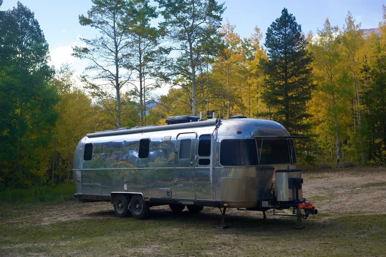 1990s Airstream: Restored Off-Grid Adventure Build with Wood-Burning Stove & Bunks